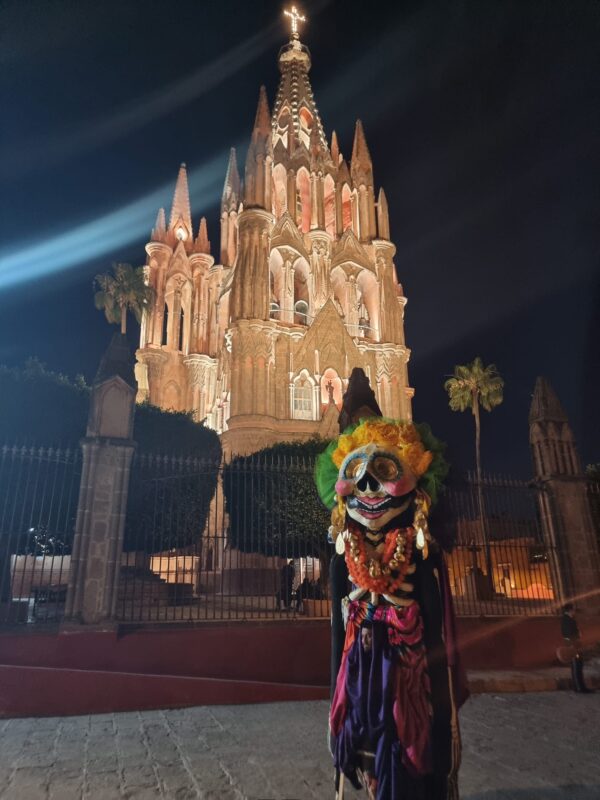 The town center is dominated by the Parroquia (Cathedral) where giant puppets and mariachi bands gather every evening to entertain tourists.